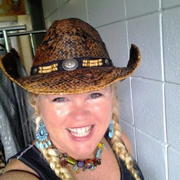 Meet your Posher, Luan of Blondie's Resale - Picture 6 of 7